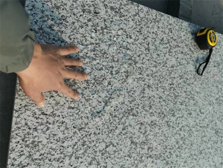 Sivi granitni kamen