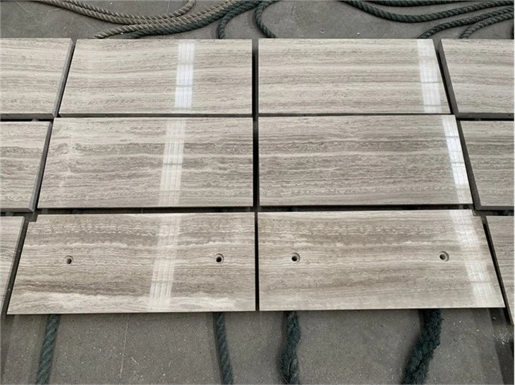 Marmorno beli les