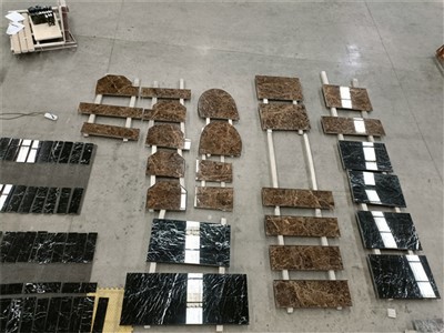 Temno rjave marmorne ploščice