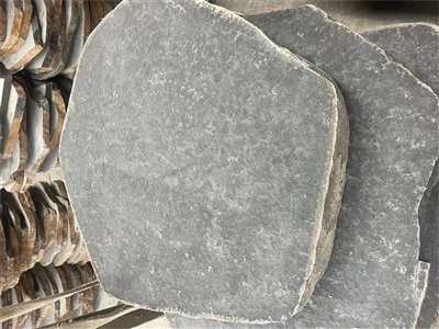 Tlakovci s ploščami okoli bazena