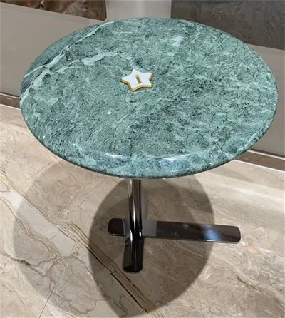 Okrogla miza iz zelenega marmorja