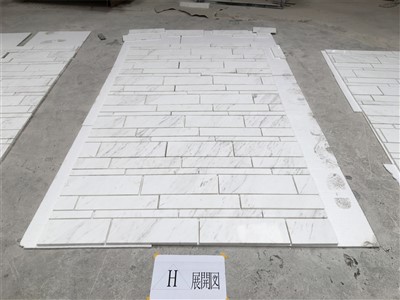 Izbrušena talna ploščica iz belega marmorja