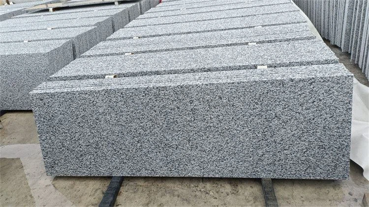 Granitni pult svetle barve