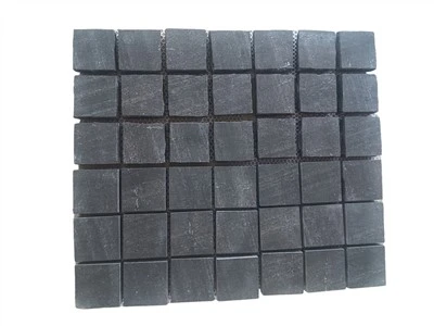Črne granitne kocke na mrežici