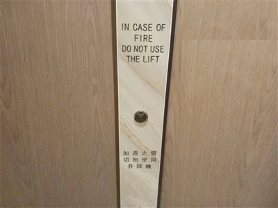 Gravirani marmorni znak